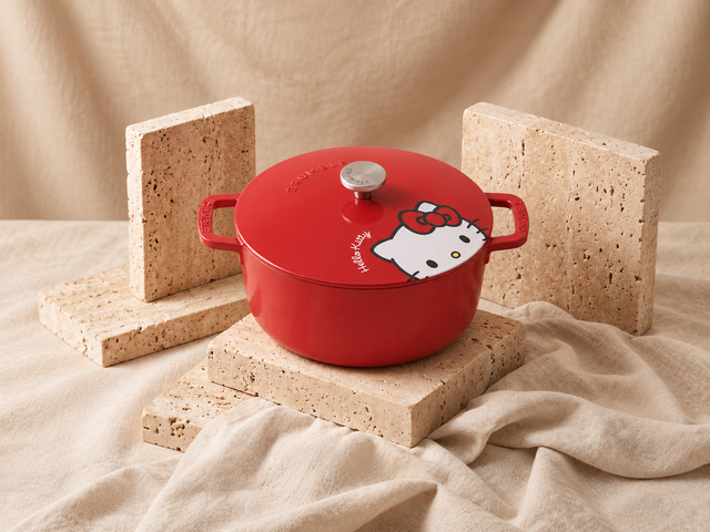 Limited Edition Hello Kitty Classic Round Dutch Oven 26cm